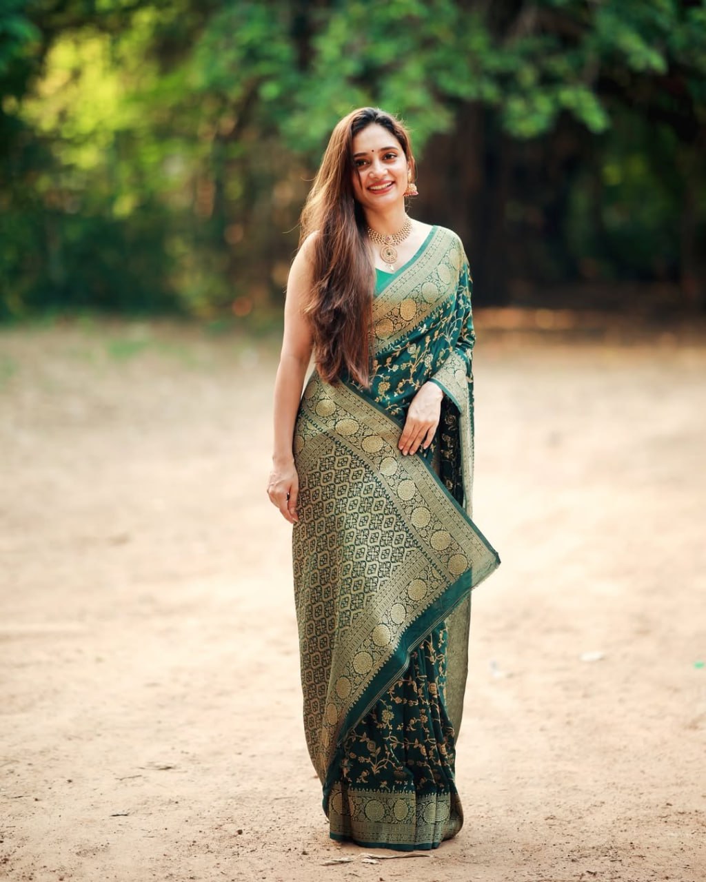 Checkered Banarasi Art Silk, Pure Silk Saree  (Dark Green)