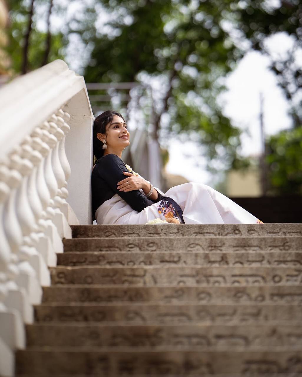 Classic White Linen Saree With Elephant Motif Border & Blouse Pieace