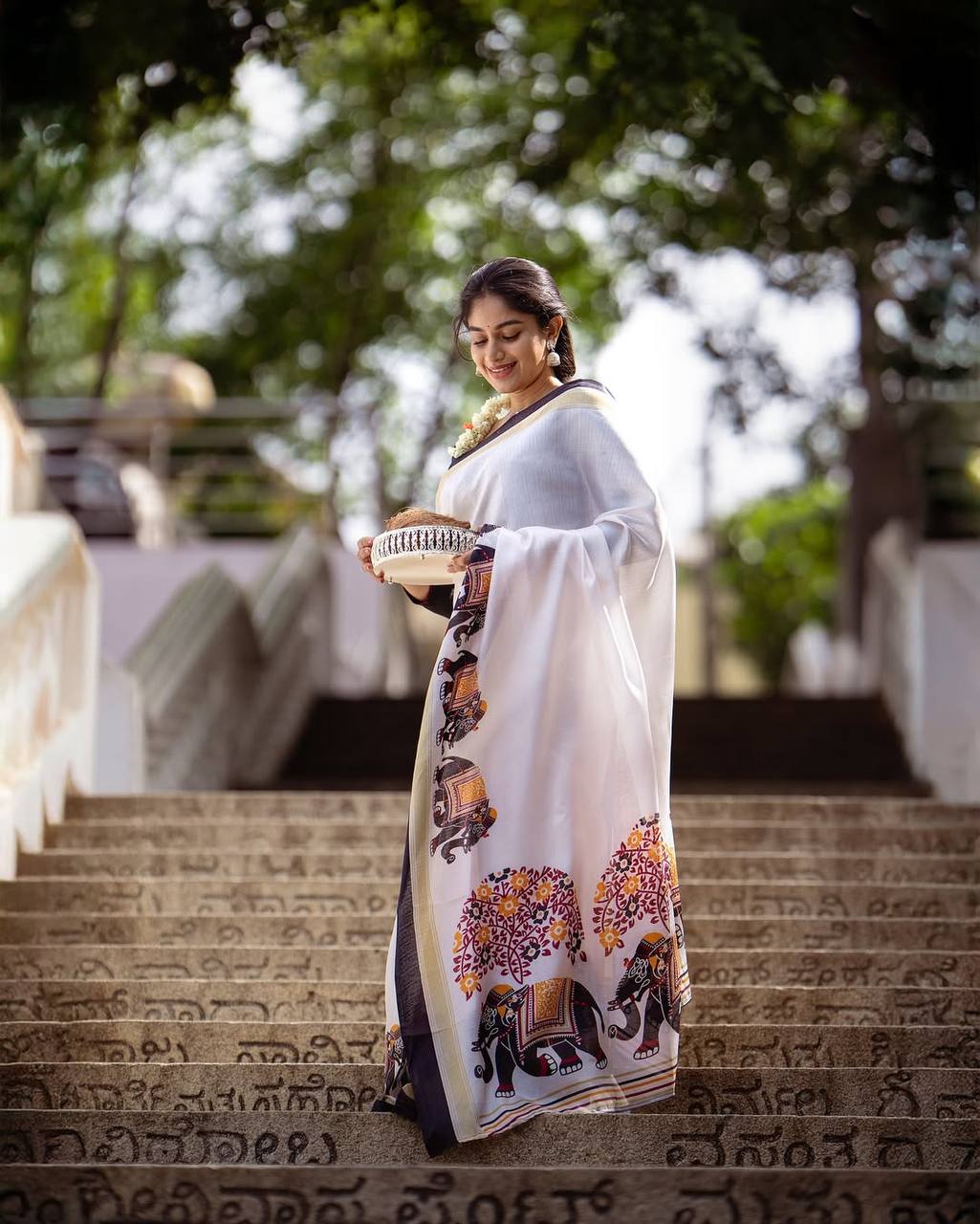 Classic White Linen Saree With Elephant Motif Border & Blouse Pieace