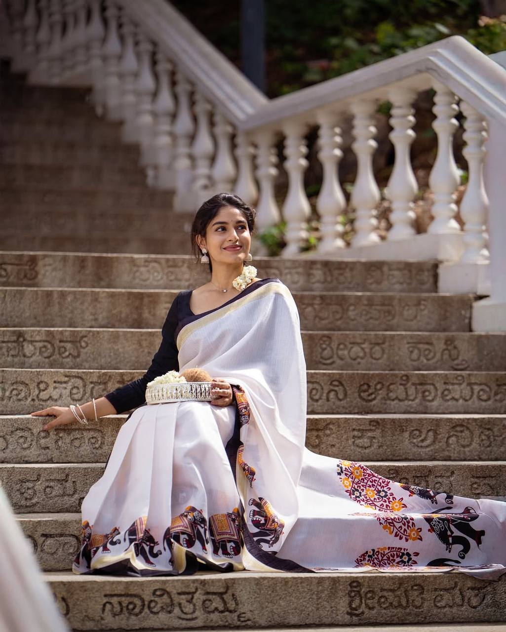 Classic White Linen Saree With Elephant Motif Border & Blouse Pieace