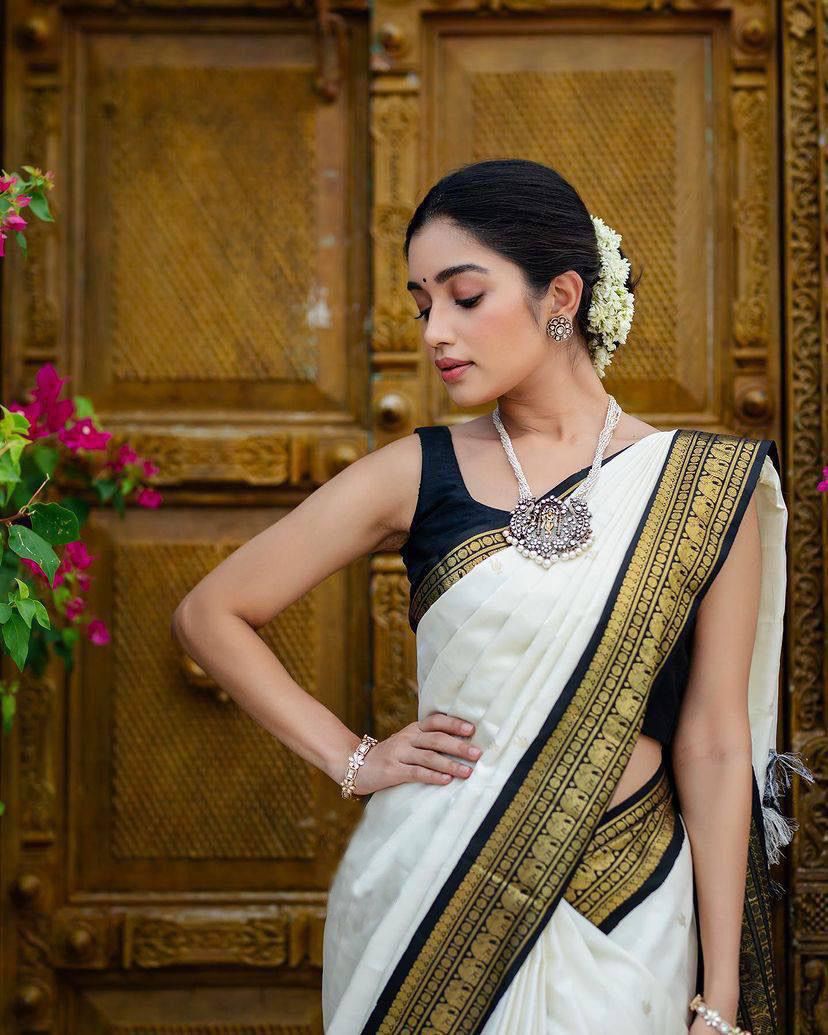 White Black Kanjivaram Pure Zari Woven Soft Silk With Unstitching Blouse Piece For Women