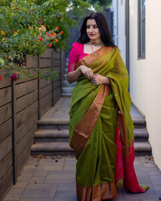 Green Woven Kanjivaram Soft Lichi Silk Saree With Unstitched Blouse Piece For Women