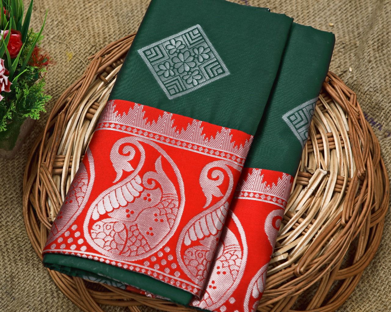 Red Green Woven Soft Lichi Silk Saree With Unstitched Blouse Piece For Women