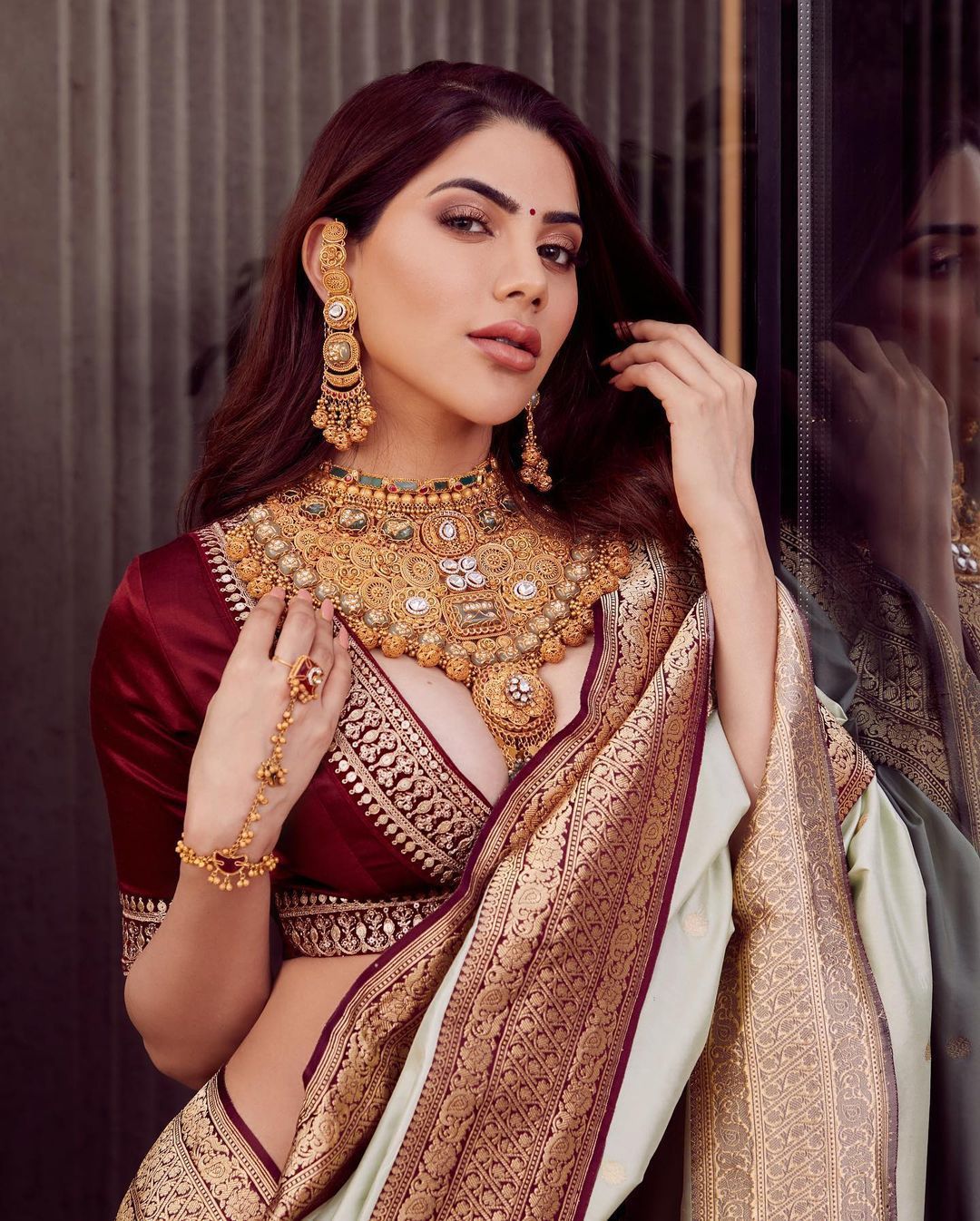 Cream Solid/Plain Bollywood Jacquard Silk Blend Saree With Unstitching Blouse Piece For Women