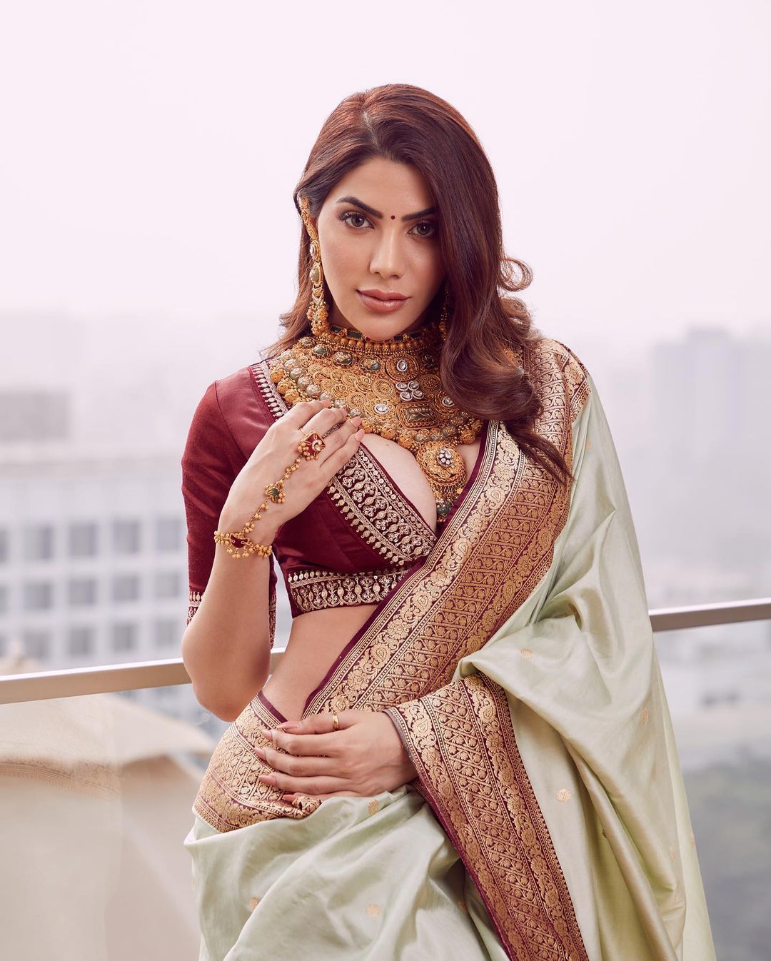 Cream Solid/Plain Bollywood Jacquard Silk Blend Saree With Unstitching Blouse Piece For Women