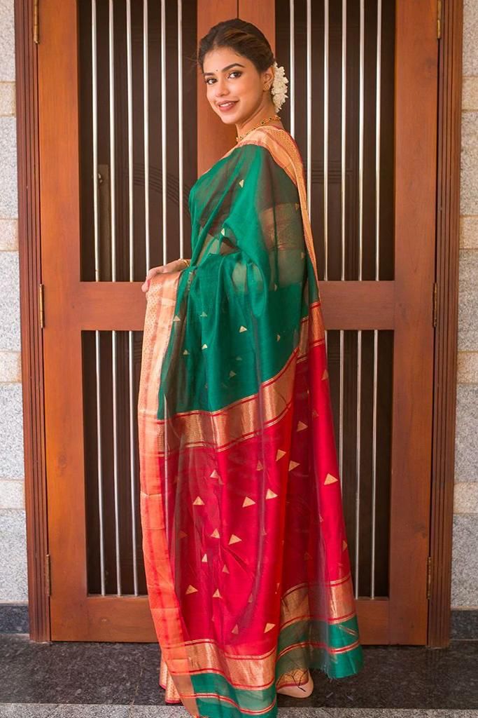 Green Woven Banarasi Soft Lichi Silk Saree With Unstitched Blouse Piece For Women