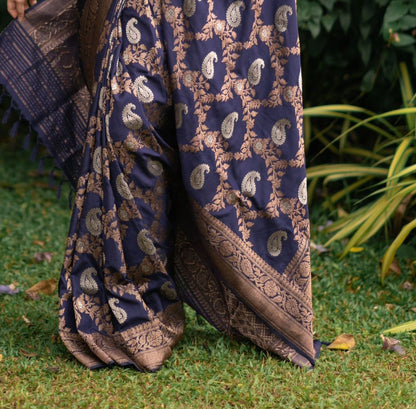 Women Kanjeevaram Woven Saree with Zari Accent