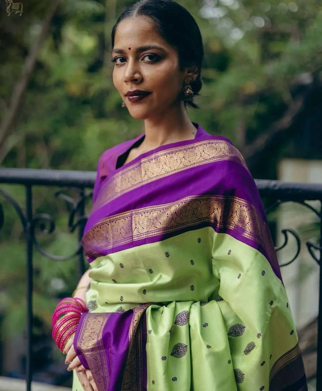 Women Woven Saree with Contrast Border