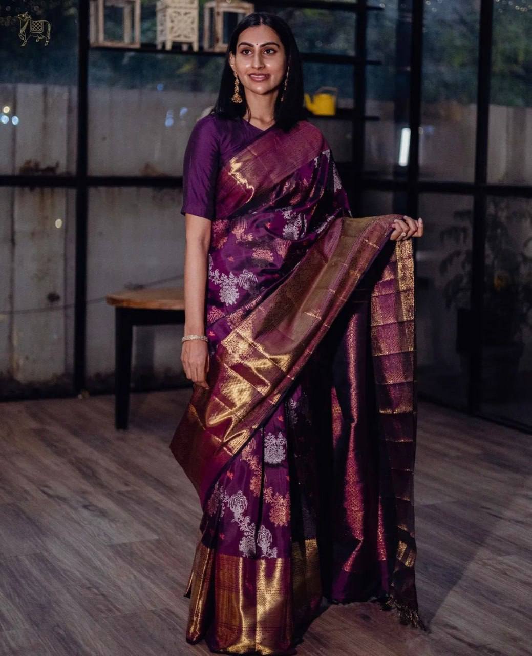Women Woven Zari Saree with Tassels